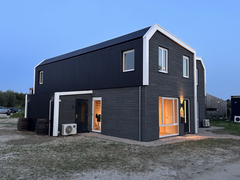 Tala woning blok 2 in de schemering