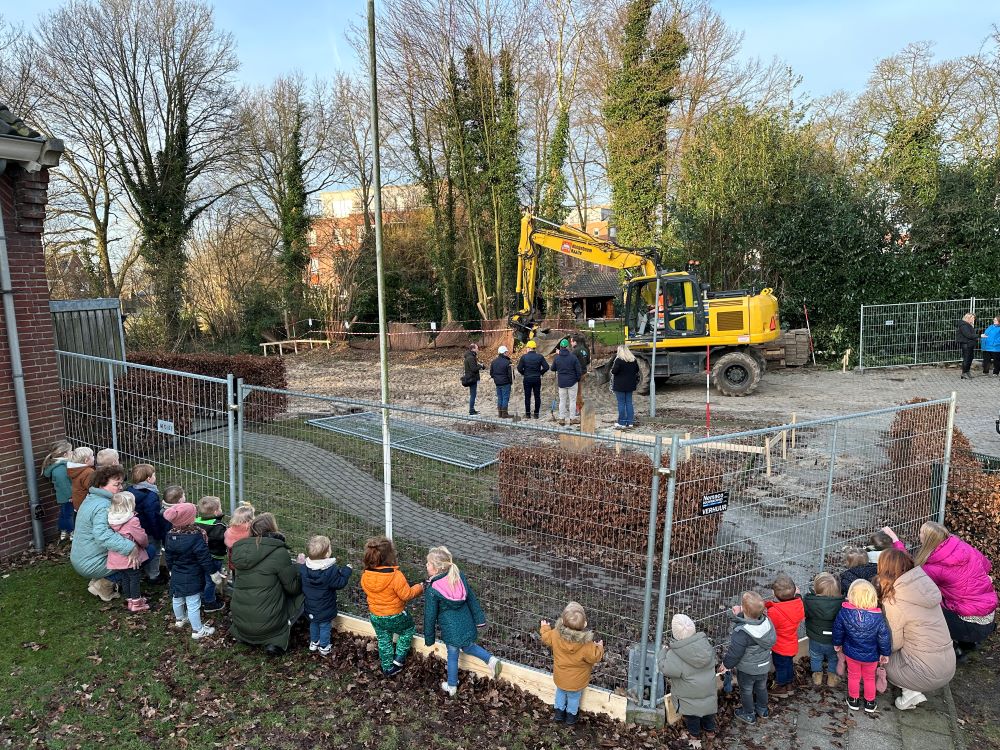 De kinderen van De Kleine Maatjes zien hoe de eerste schep de grond in gaat