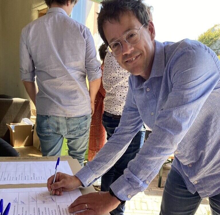 Roland tekent de Green Deal biobased (ver)bouwen in Salland