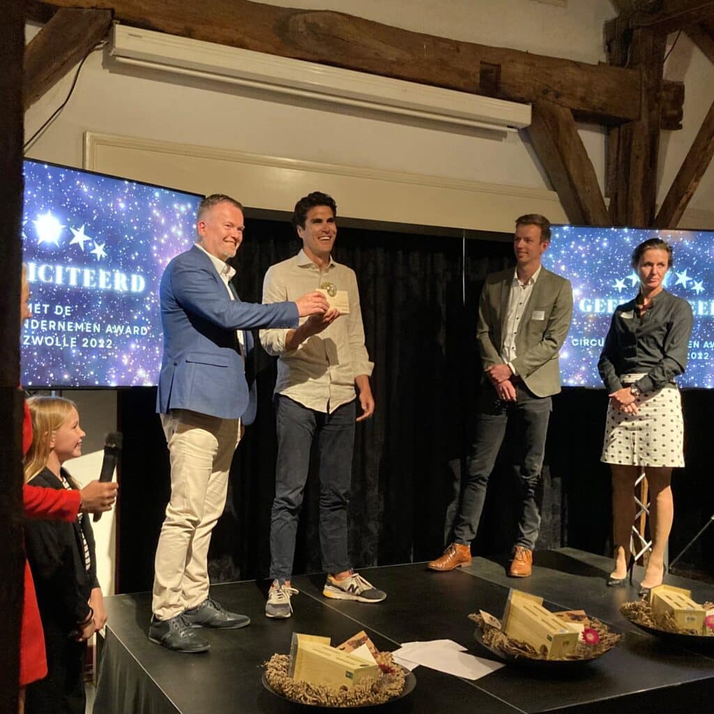 Victor neemt Circulair Ondernemen Award in ontvangst