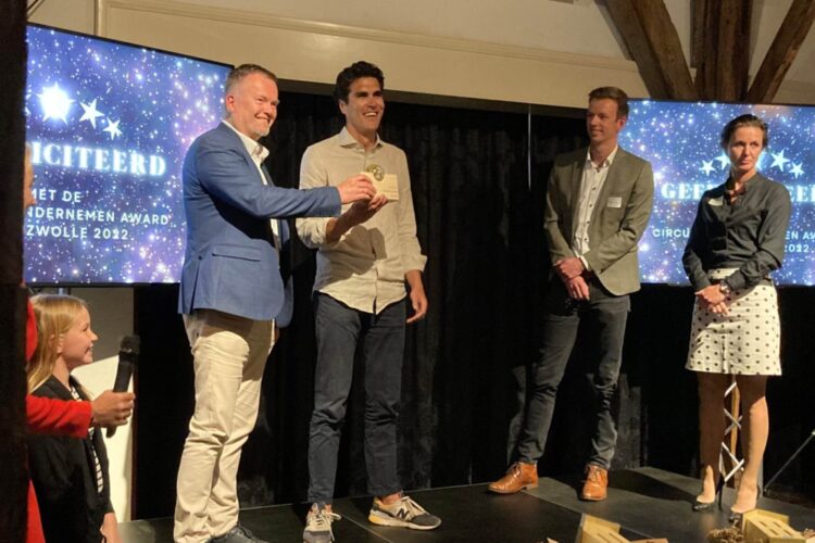 Victor neemt Circulair Ondernemen Award in ontvangst