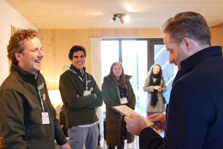 Hugo de Jonge bezoekt modelwoning Tala