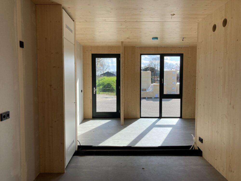 Interieur in aanbouw van CLT flexwoning Tala